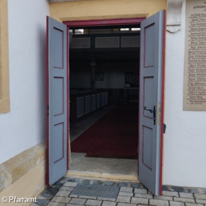 Offene Kirchentür "St. Katharina" Strössendorf
